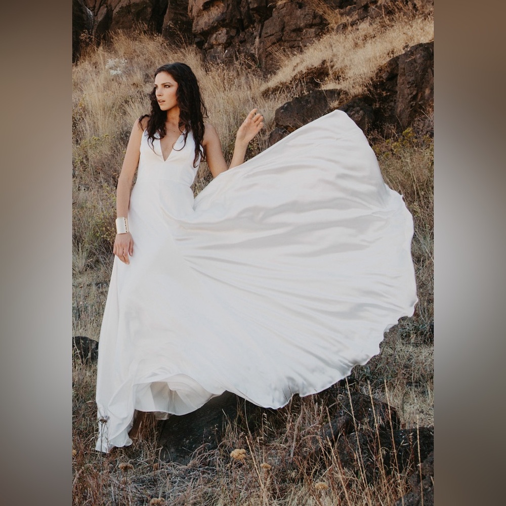 Elizabeth Dye Électrique Gown Wedding Dress